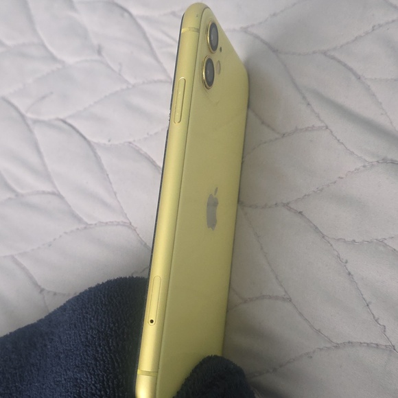 iPhone 11 - Yellow - Picture 4 of 4